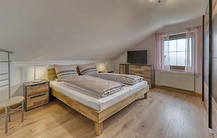 Schlafzimmer mit Doppelbett und Fernseher